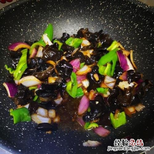 鸡蛋木耳洋葱怎么炒