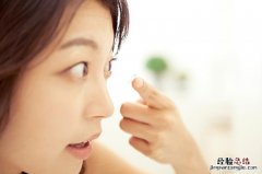 游泳可以戴隐形眼镜游泳吗