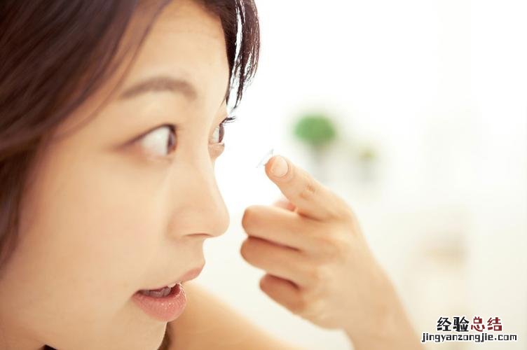游泳可以戴隐形眼镜游泳吗