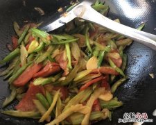 牛腩跟芹菜怎么炒好吃