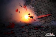观看烟花爆竹应至少离燃火点多少米之外