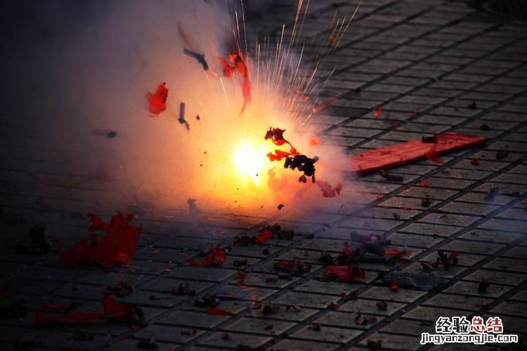 观看烟花爆竹应至少离燃火点多少米之外