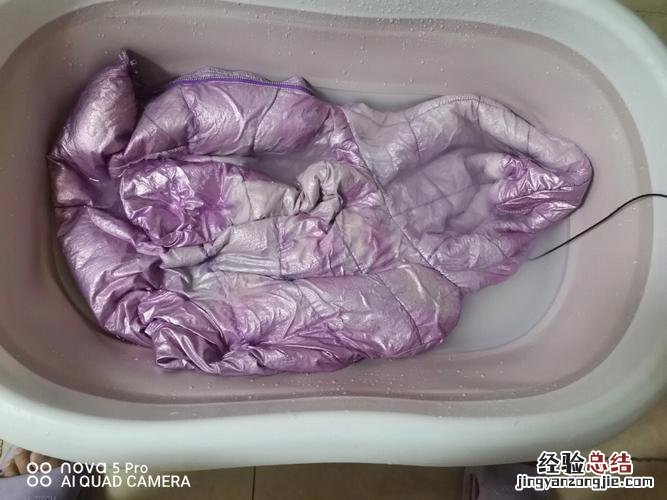羽绒服染上颜色拿什么洗得掉