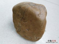 地上铺着什么什么的石头