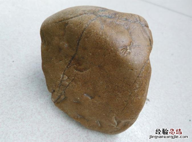 地上铺着什么什么的石头