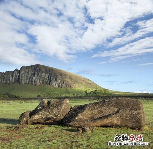 以巨大石雕像闻名世界的岛屿是