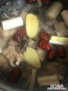 板栗炖鸡可以放红枣吗