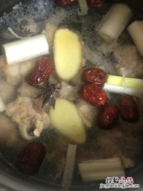 板栗炖鸡可以放红枣吗