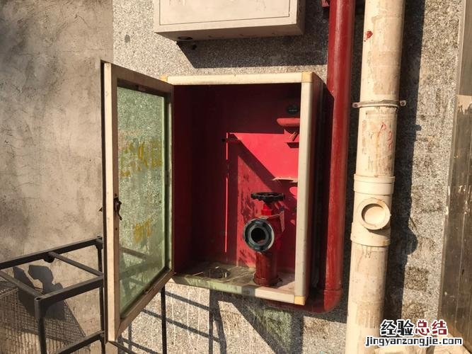 消防车和消火栓的颜色是