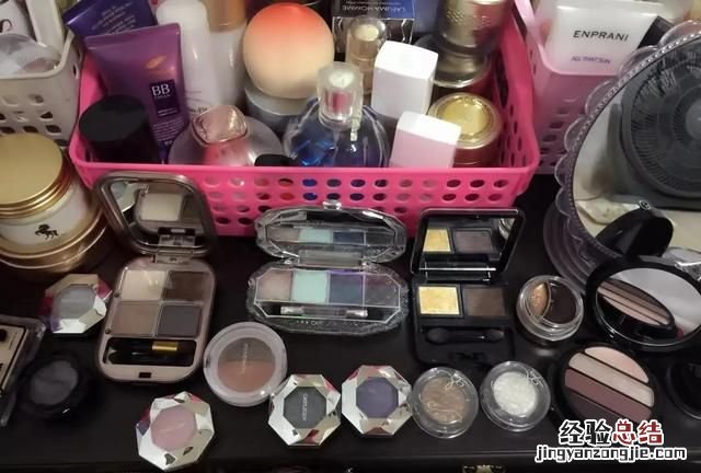 化妆需要哪些化妆品，化妆至少需要哪些化妆品