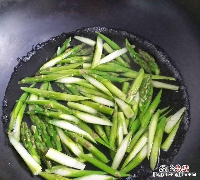 芦笋是什么，南瓜炒芦笋的做法是什么做的