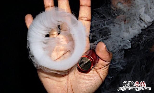 怎么吐出烟圈,吸烟瀑布倒流有什么技巧就是吐出一个园的烟球然后再吸进去