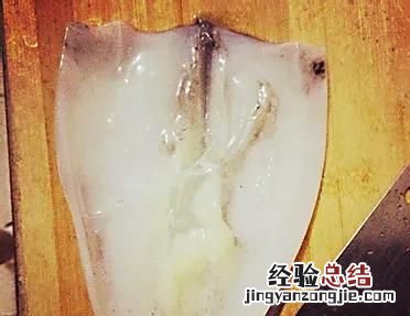 鱿鱼怎样切片教程 鱿鱼怎样切才会卷起来