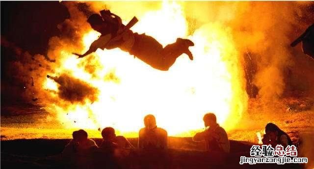 电影中的爆炸特效是怎么制作的呢