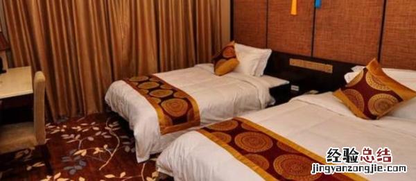 酒店床上一条长条布有什么用