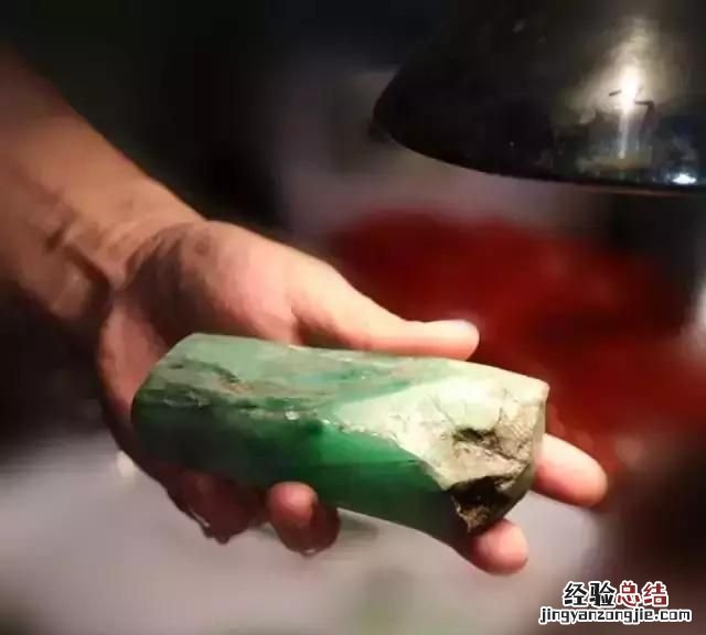 镶嵌的翡翠好还是不镶嵌的好