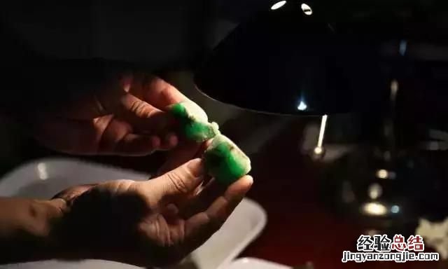镶嵌的翡翠好还是不镶嵌的好