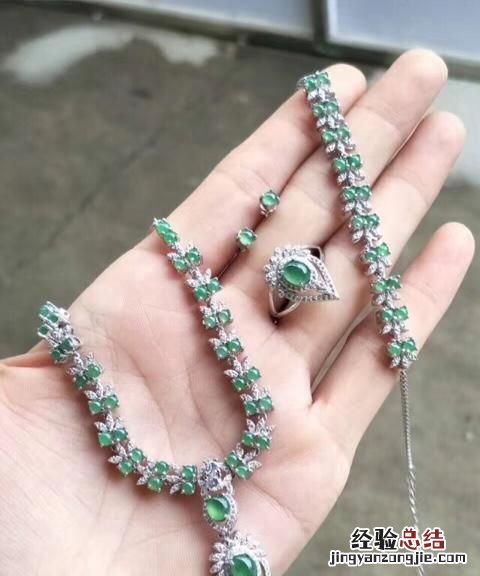 镶嵌的翡翠好还是不镶嵌的好