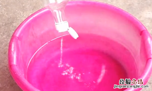 牛仔裤怎么洗不掉色