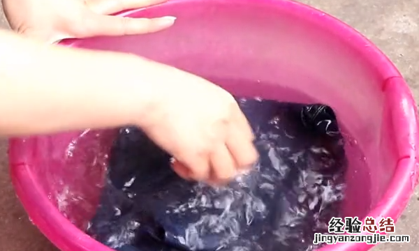 牛仔裤怎么洗不掉色