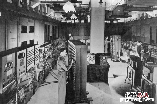 世界第一台电脑是几几年发明的 是谁发明了世界上的第一台电脑