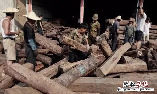 如何鉴别大红酸枝的真假 如何鉴别真假大红酸枝