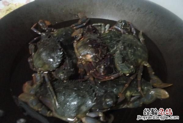 螃蟹煮多久，螃蟹用水煮多久合适煮的时候用放点盐什么的么