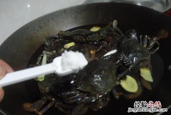 螃蟹煮多久，螃蟹用水煮多久合适煮的时候用放点盐什么的么