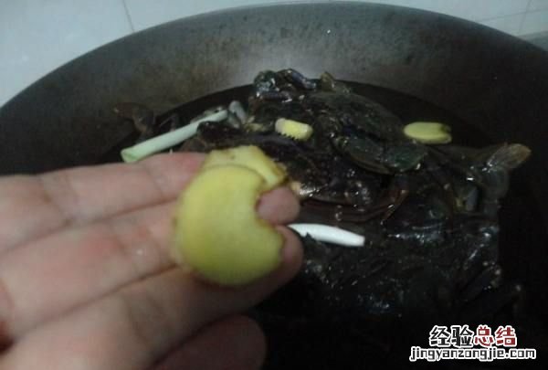 螃蟹煮多久，螃蟹用水煮多久合适煮的时候用放点盐什么的么