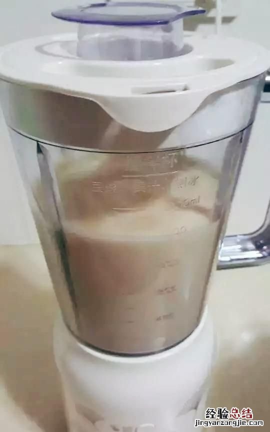 莲蓉月饼用什么材料做的 月饼中的莲蓉是怎么做的