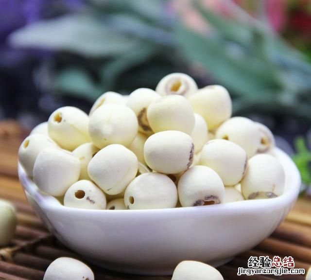 莲蓉月饼用什么材料做的 月饼中的莲蓉是怎么做的