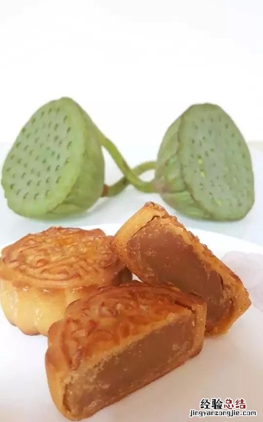 莲蓉月饼用什么材料做的 月饼中的莲蓉是怎么做的