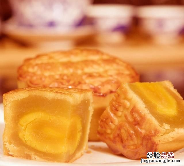 莲蓉月饼用什么材料做的 月饼中的莲蓉是怎么做的