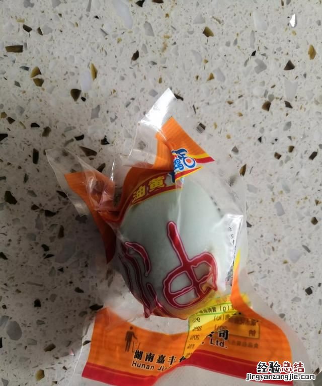 咸蛋打开后蛋黄是散的到底是什么原因