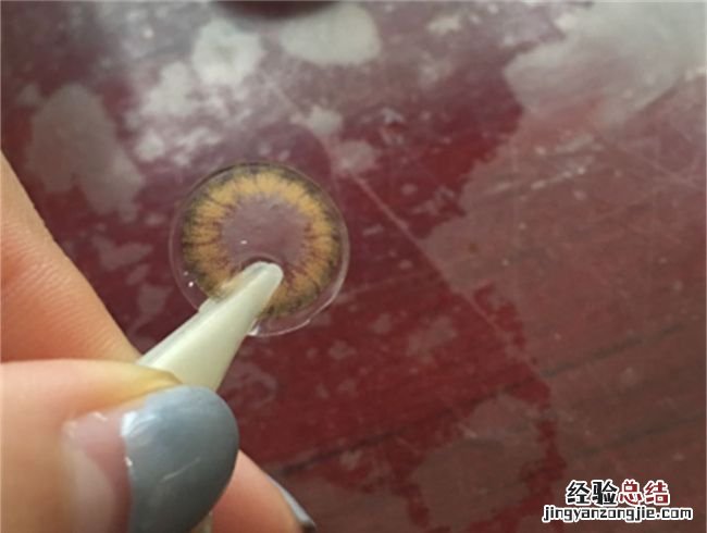 美瞳边缘破了一点点还可以用