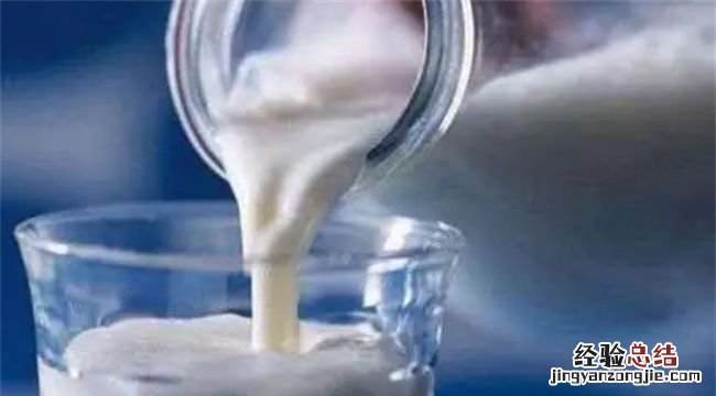 拿过期牛奶洗脸可以不,过期的牛奶或酸奶可以做奶浴