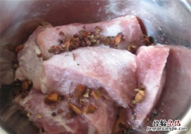 腌腊肉用热盐还凉盐,为什么腌腊肉要把食盐炒热