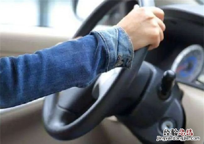 方向盘打死有什么危害