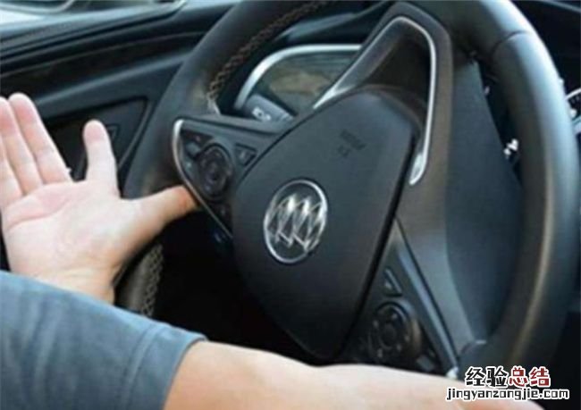 方向盘打死有什么危害