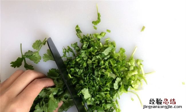 香菜叶发黑能不能吃,香菜冷冻后化开发黑能吃