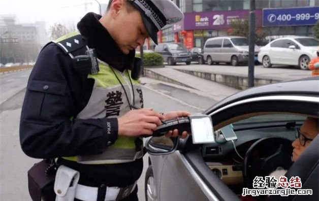 没有穿上衣开车摄像头会拍到，不穿上衣开车被摄像头拍到会扣分