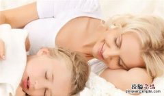 新生儿睡觉老不踏实是什么原因，新生儿睡觉总是一惊一乍睡不踏实