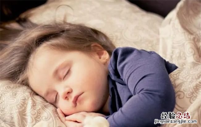 新生儿睡觉老不踏实是什么原因，新生儿睡觉总是一惊一乍睡不踏实