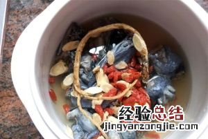 炖乌鸡汤放什么蔬菜好，乌鸡炖汤加什么食材比较补气血