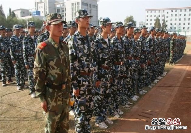 大学军训鞋子统一吗，大学军训的衣服是学校发