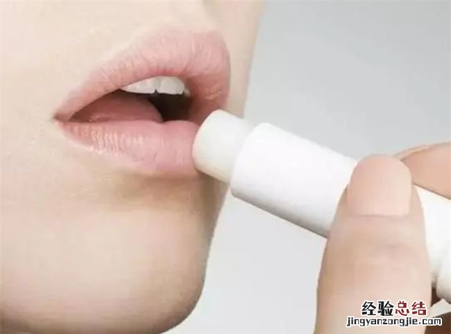 嘴唇干燥紧绷有灼热感怎么办，嘴唇边缘干燥紧绷灼烧感怎么办