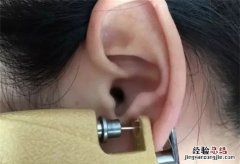 医用钢钉会和耳洞长在一起，我是用医用钢钉打的耳洞吗