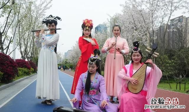 沾衣欲湿杏花雨,吹面不寒杨柳风是什么修辞