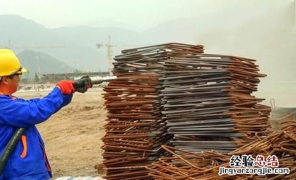 建筑工地钢筋除锈最简单的方法 建筑物钢筋怎么除锈