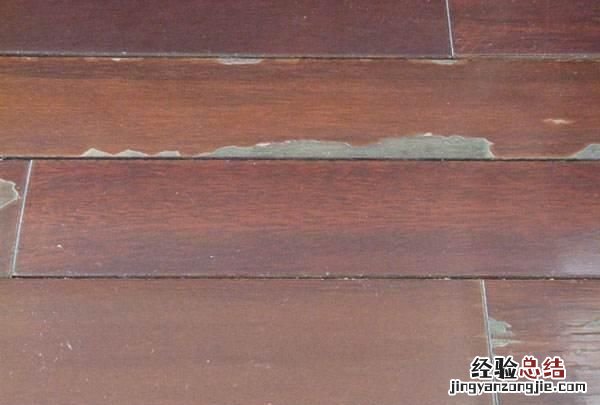 客厅地板鼓起是什么原因,地板瓷砖突然破裂鼓起原因